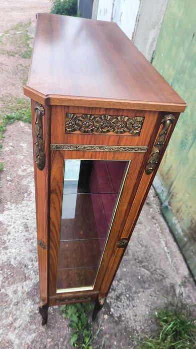 Witryna z okuciami. Wymiary 88x38x h - 154