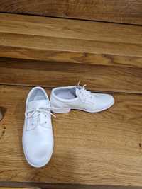 Białe skórzane buty