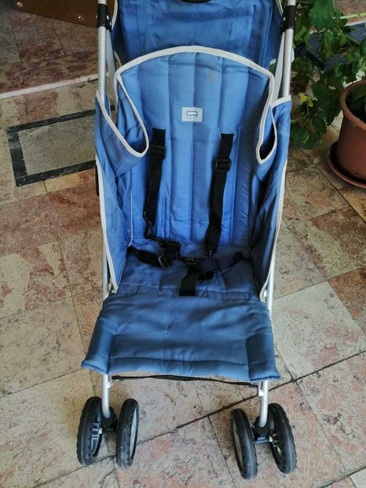 Carro de bebé com toldo.