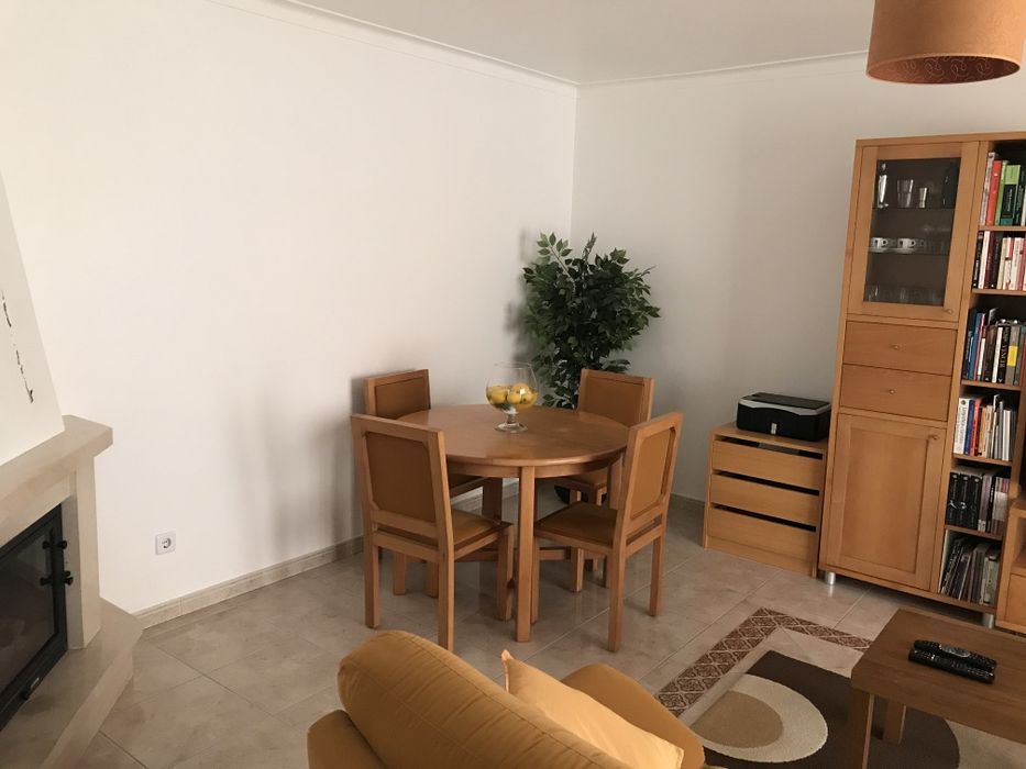 Móvel e mesa de sala