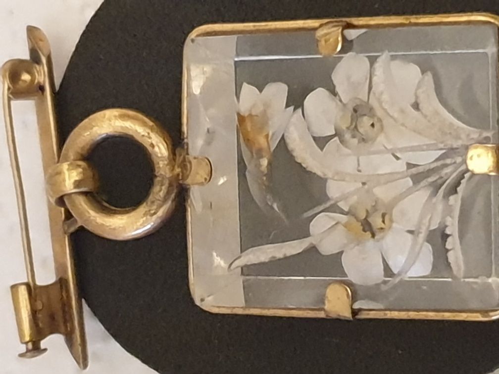 Linda antiga pregadeira dourada gravada com intaglio floral em cristal