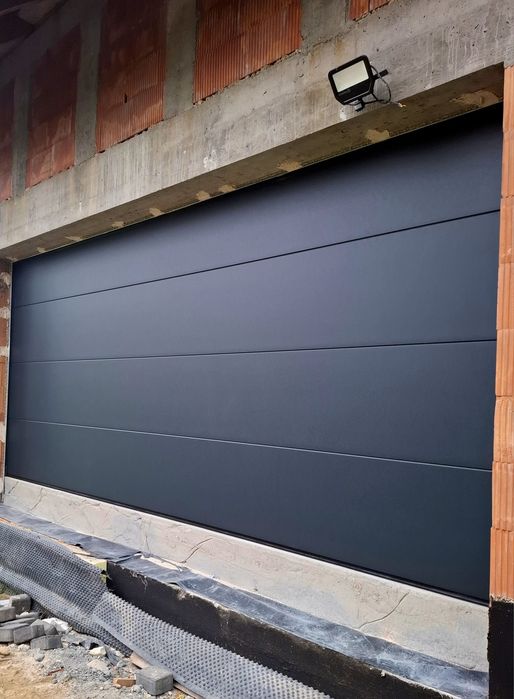 Brama segmentowa garażowa z napędem Came i montażem