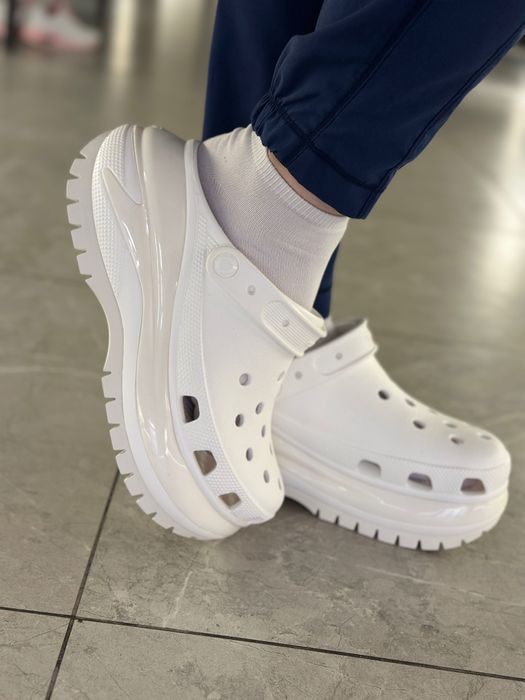 Білі шльопанці Crocs