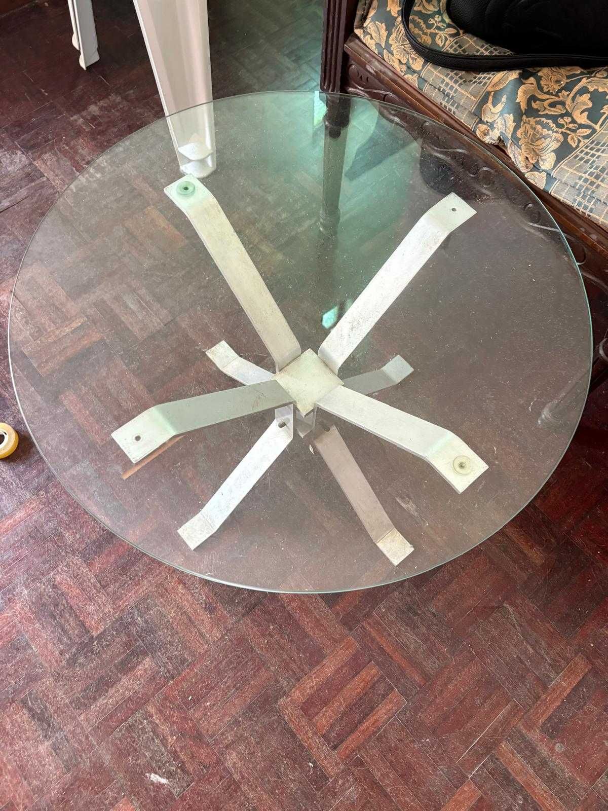 Mesa pequena com tampo de vidro