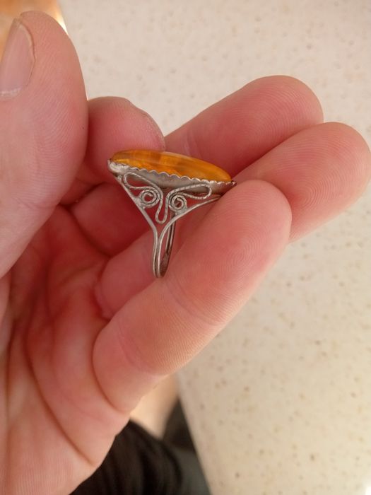 Pierścionek damski z żółtym oczkiem