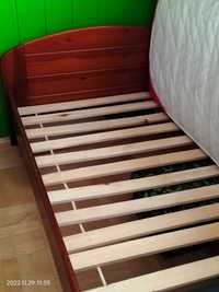 łóżko drewniane  z wygodnym dobrym materacem