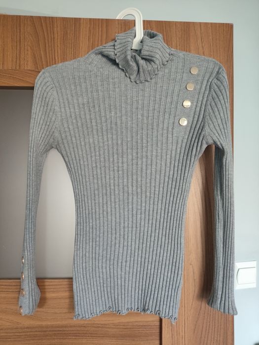 Szary golf złote guziki