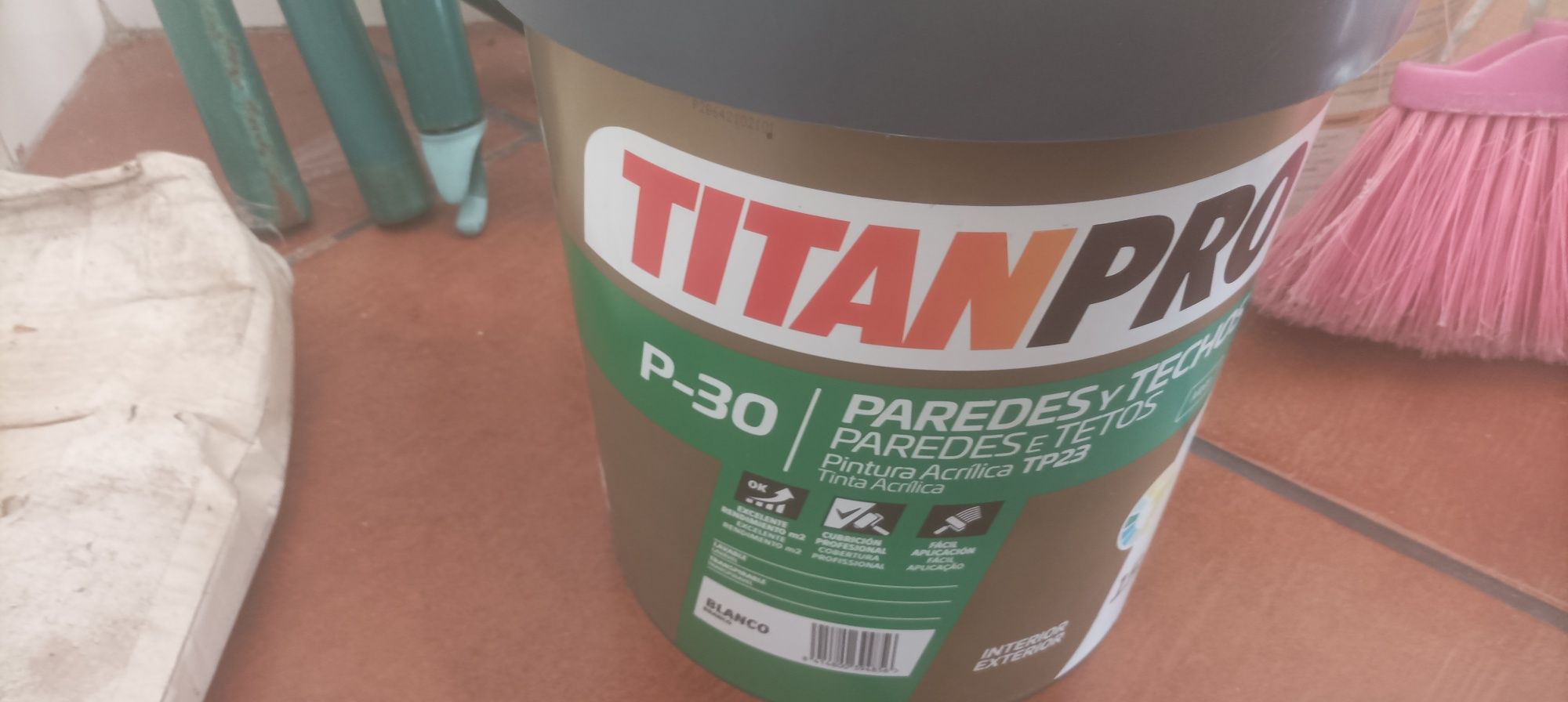 15 Litros - TITAN PRO P-30 PAREDES Y TECHOS Pintura Acrílica TP23 NOVA