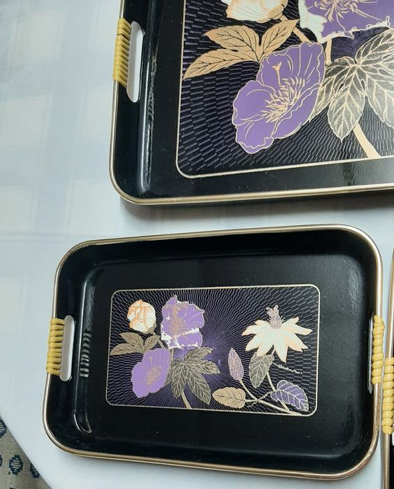 3 bandejas pretas com flores