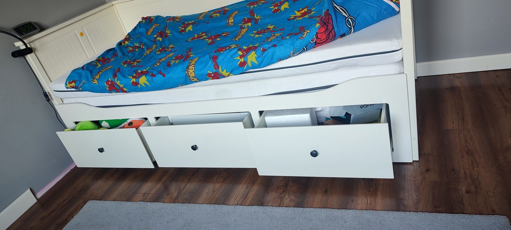 Łóżko Ikea Hemnes z materacami Ikea . Podwójne lub pojedyncze