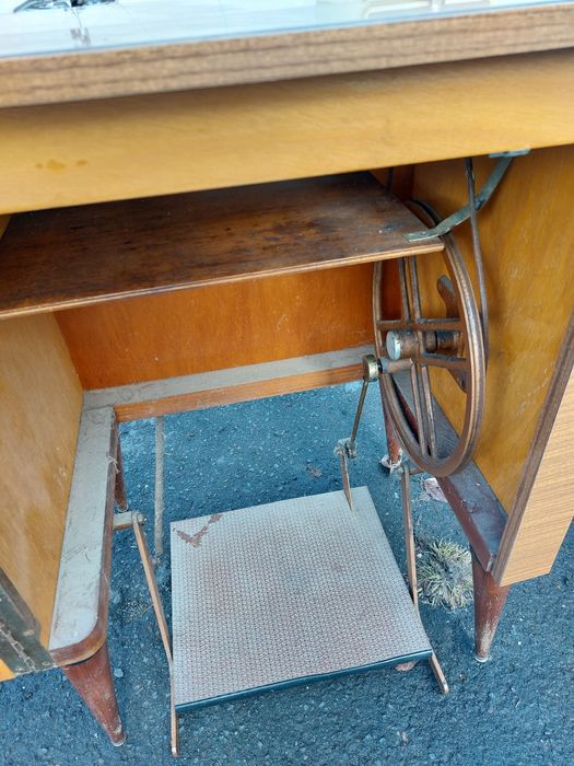 Máquina de costura Singer 611G com móvel de arrumação pés de palito