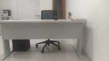 Secretaria de escritório quase Nova