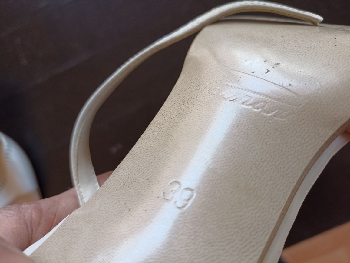 Pantofle eleganckie buty wizytowe rozm. 39