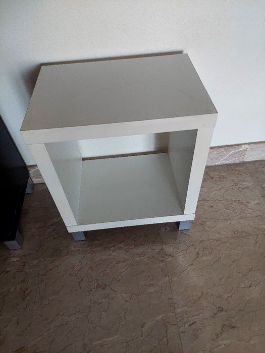 2 Móveis de apoio  branco e preto