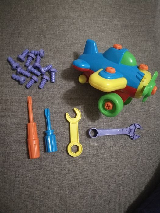 Plastikowy samolot, zestaw małego mechanika
