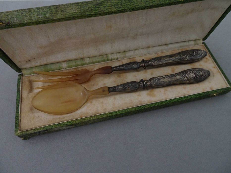 Antigos talheres em prata para salada