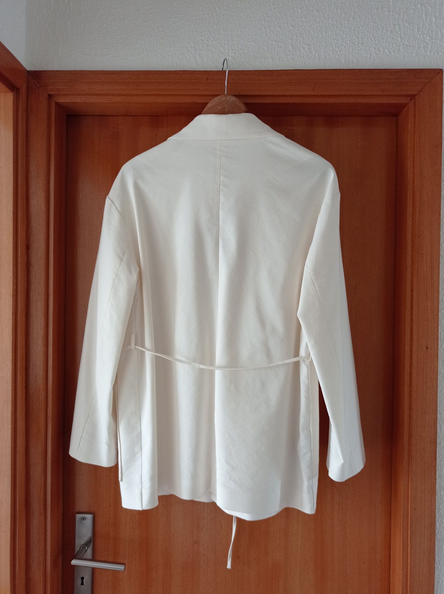 Casaco branco sujo Mango