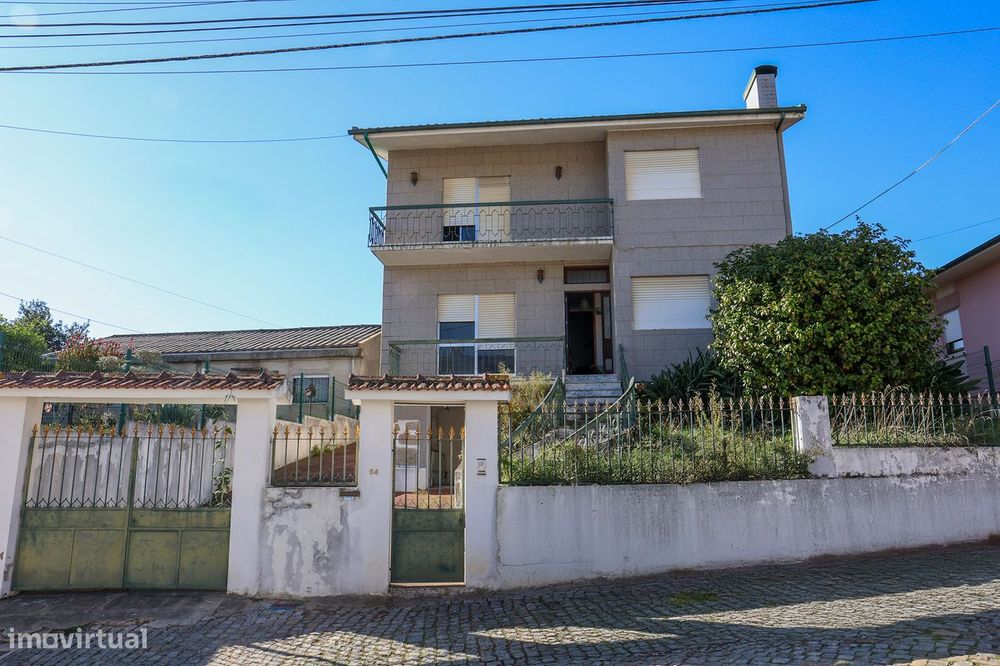 Moradia T6 para Recuperar em Baguim do Monte