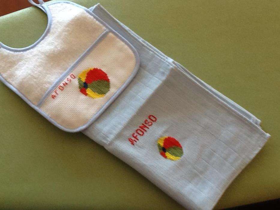 Conjuntos Babete e Fralda para Bebé-Bordados à mão