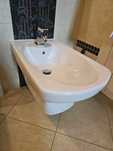 Bidet podwieszany Roca + bateria Tres – zamontowany, nieużywany!