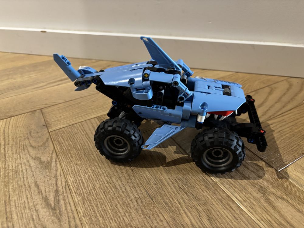 Lego technic monster truck 42134 megalodon