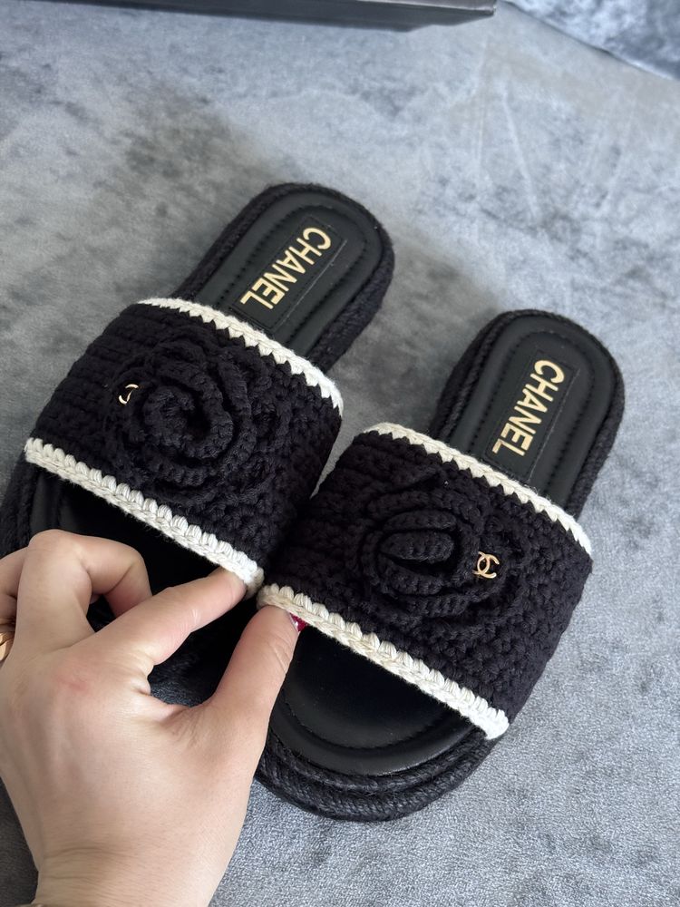Chanel Черные шлепанцы шлепки вязаные декорированые цветком