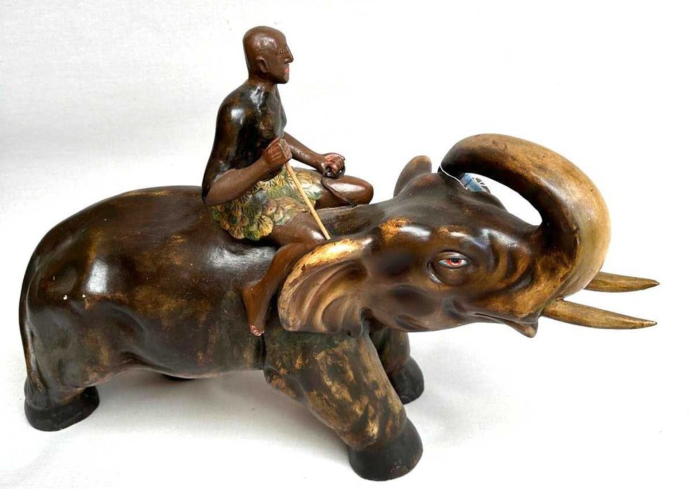 Elefante da sorte. Peça em porcelana antiga