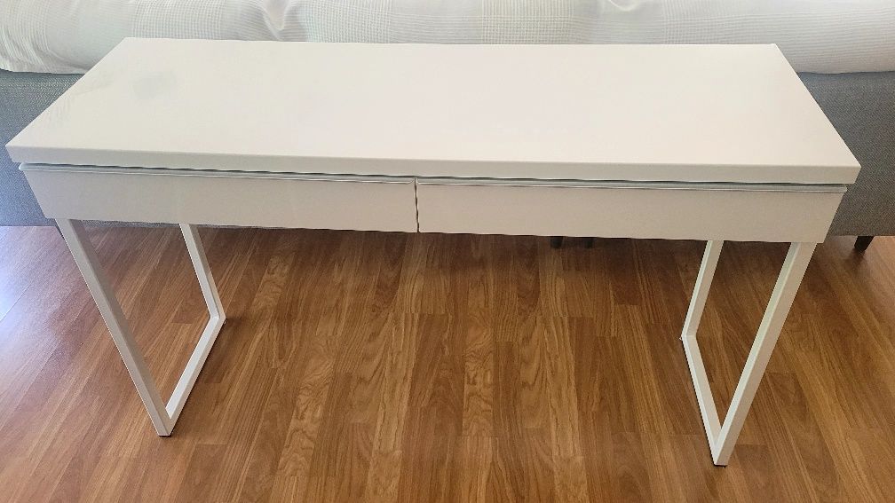 Aparador branco com duas gavetas