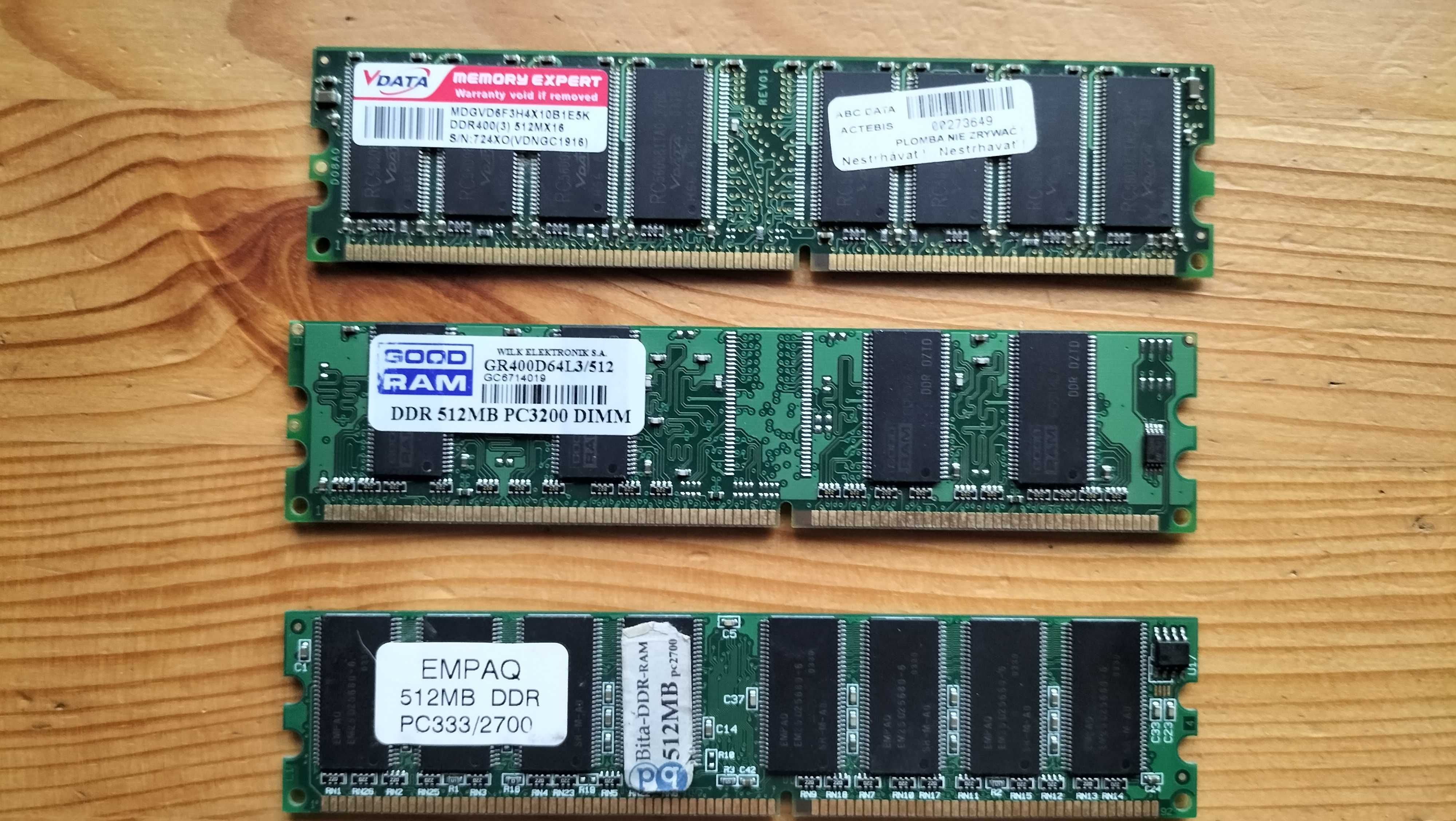 Pamięć RAM | PC-3200, PC-2700, PC-5300 | kości po 512MB - DDR, DDR2