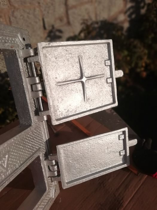 Drzwiczki żeliwne do pieca kaflowego lub wędzarni