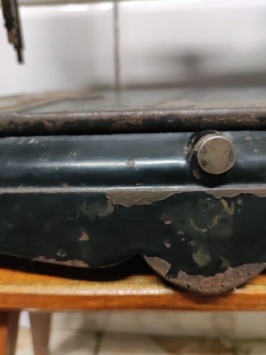 Antyczna maszyna do szycia na korbkę