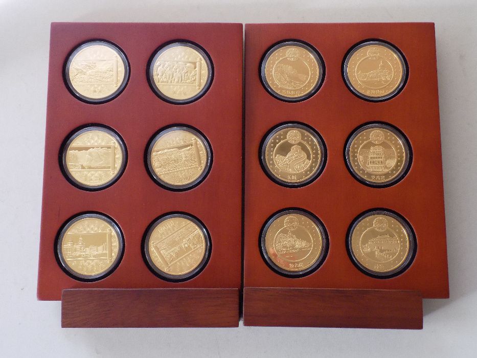 Kolekcja 12 platerowanych numizmatów / medali Symbole Chin + kasetka