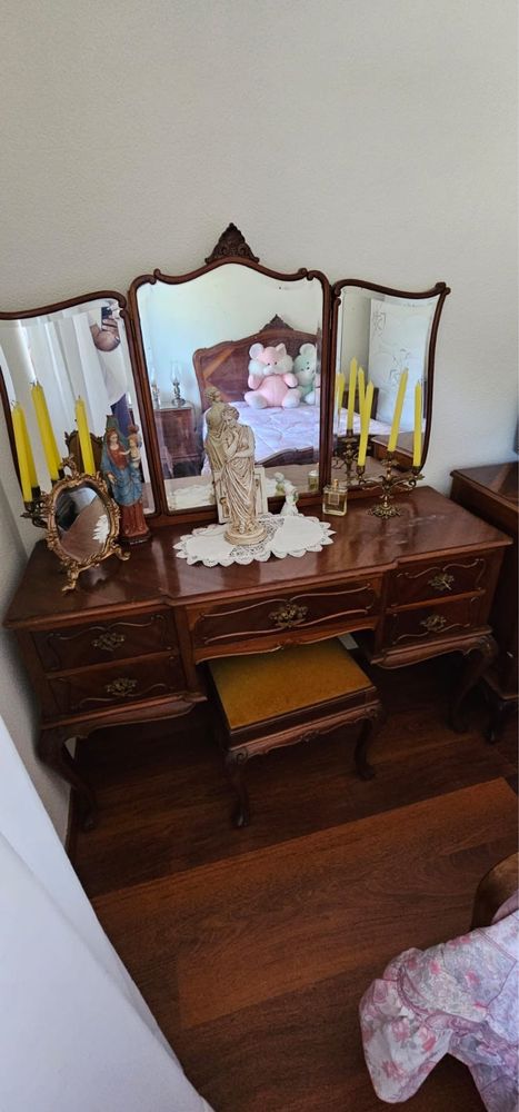 Quarto antigo com tocador