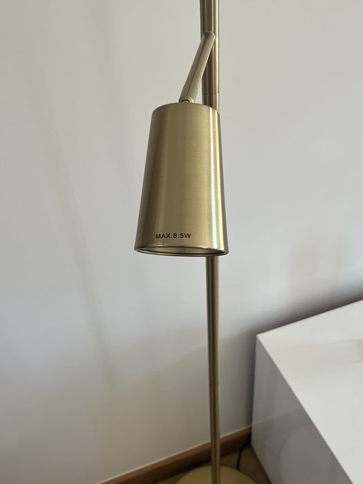 Candiero dourado com detalhes em branco