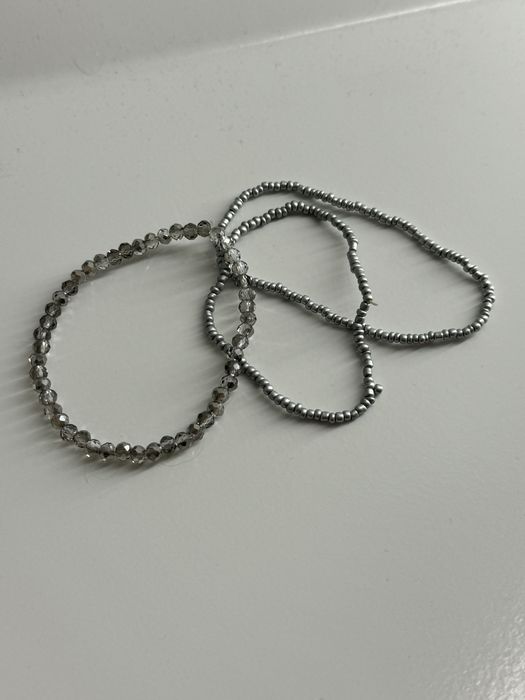 zestaw srebrnych bransoletek z koralikami