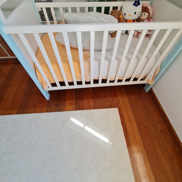 Cama com colchão de bebé ou criança