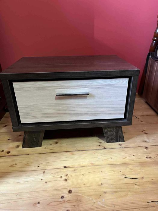 Stolik nocny z ciemnego drewna z szufladą