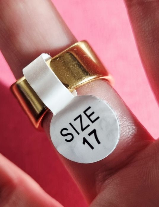 Anel dourado e preto, em aço, com 6 pérolas e 6 pedrinhas pretas. T17