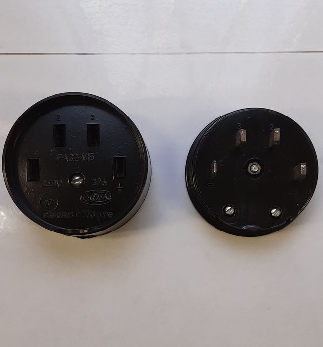 Розетка с вилкой.