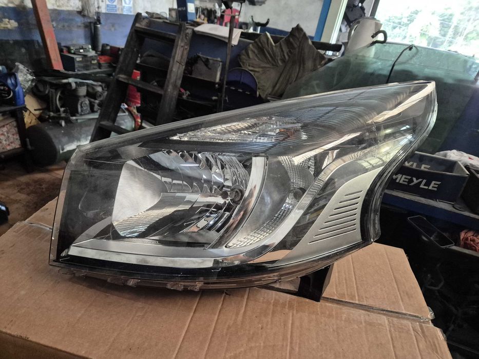 Otica esquerda renault Trafic