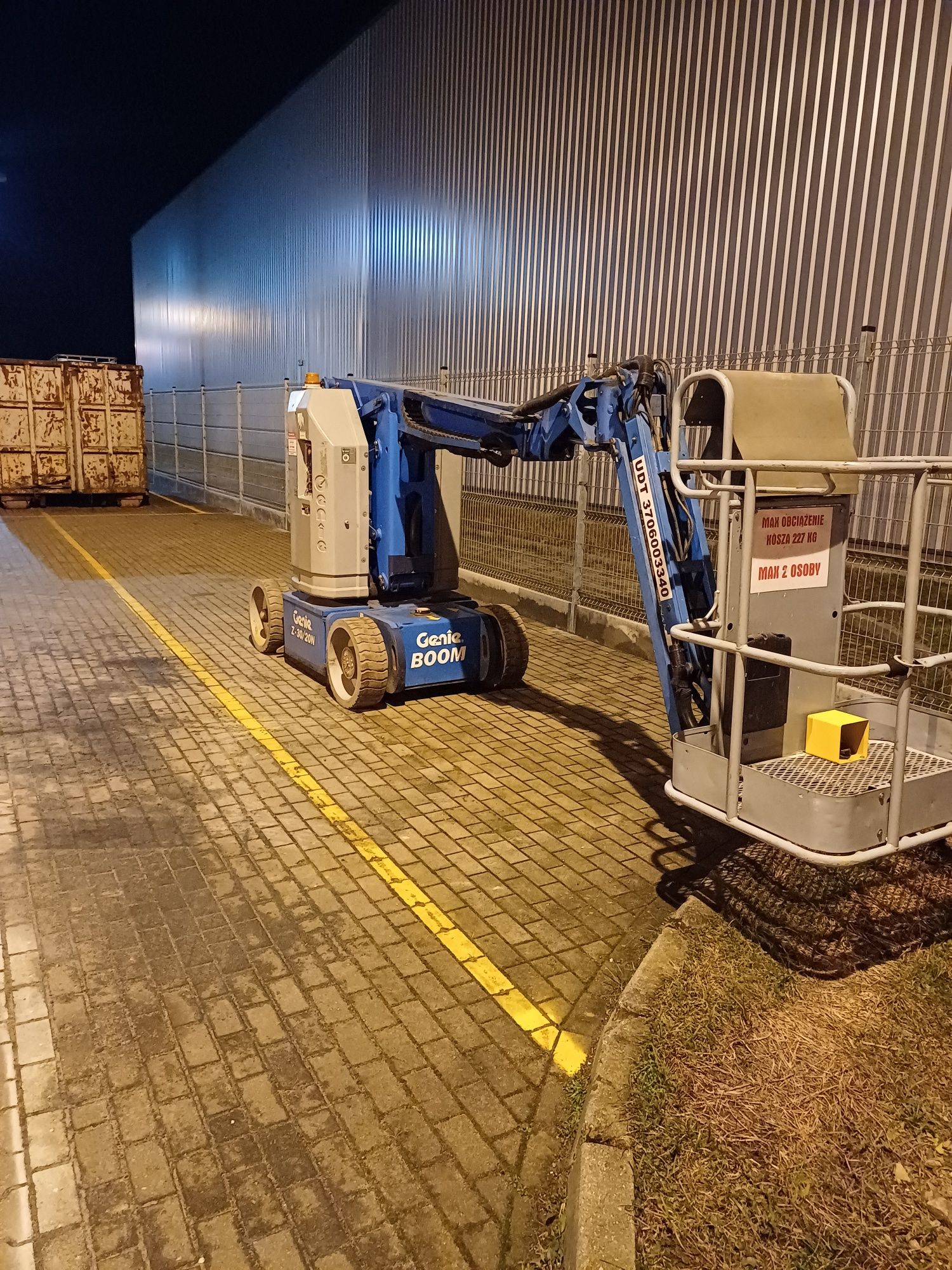 Podnośnik koszowy terenowy elektryczny