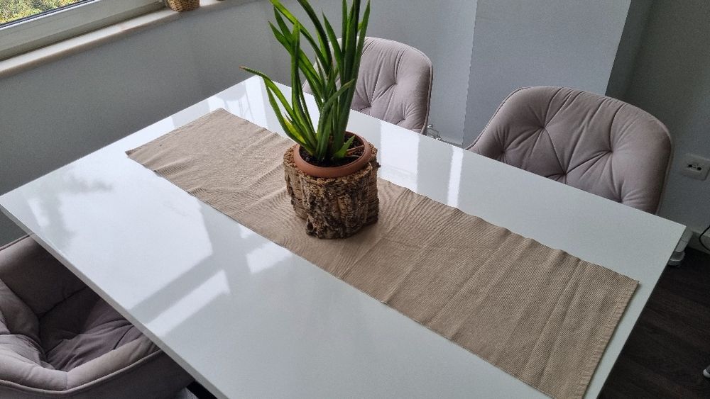 Mesa branca brilhante e 4 cadeiras