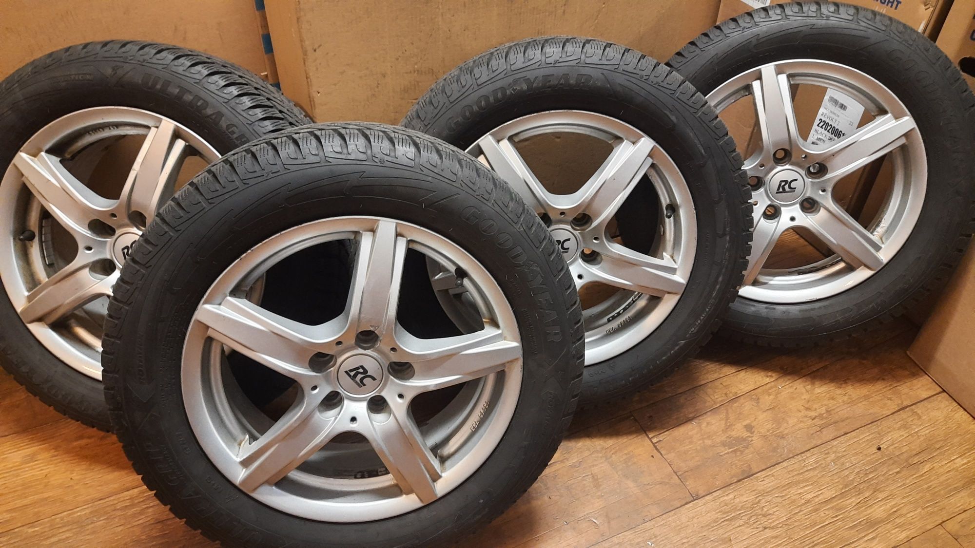 Opony zimowe Goodyear 215/55/16 + alufelgi do VW