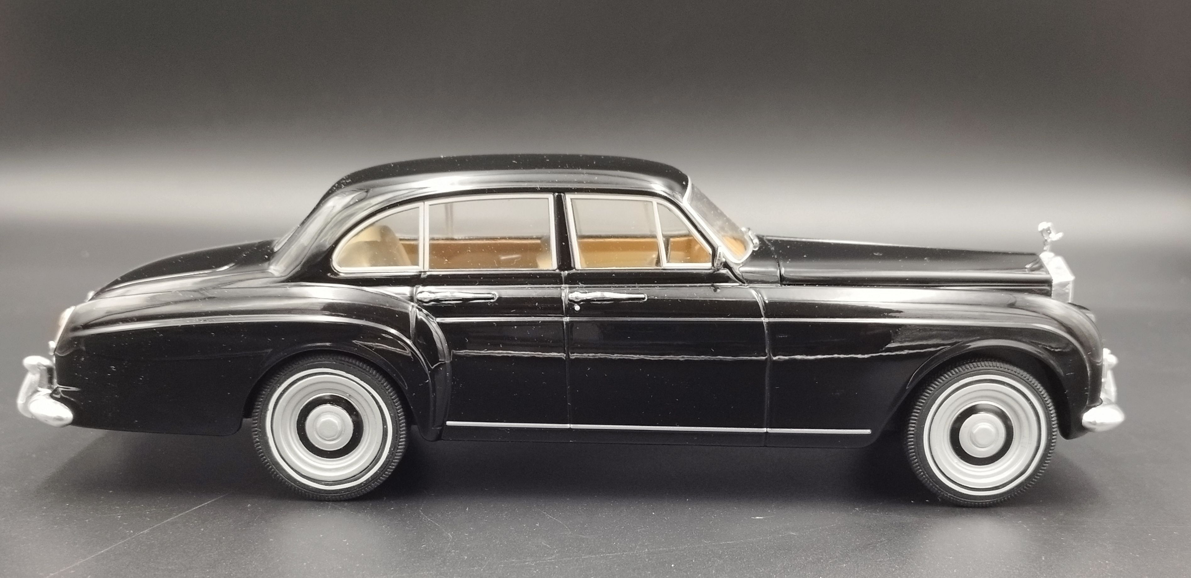 1:18 MCG 1965 Rolls Royce Silver Cloud III model uszkodzony