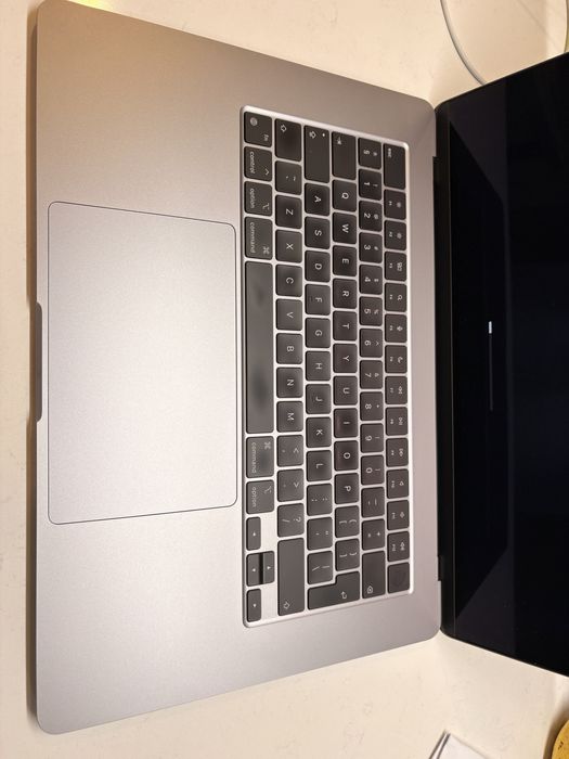 MacBook Air 15 cali 1 TB SSD z 2023 roku z M2 8 GB RAM