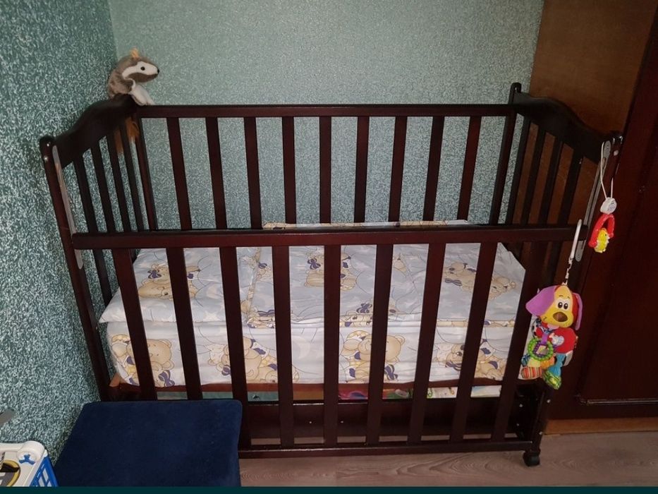 Детская кроватка с ящиком + матрас+ одеяло+ постельное 2 комплекта