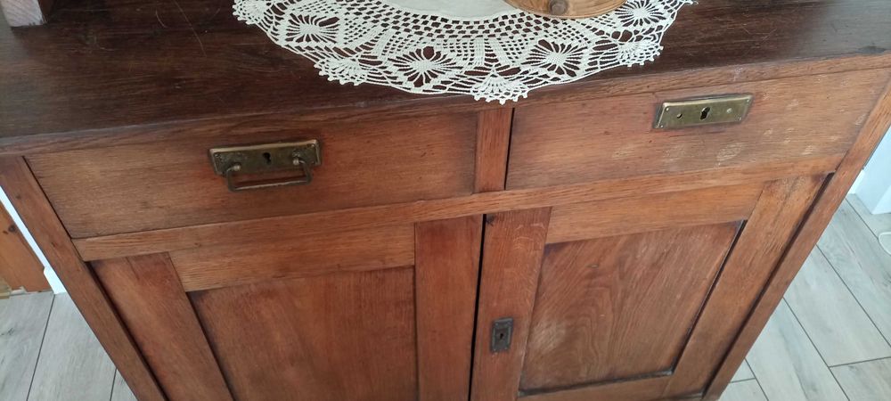 Stary drewniany kredens
