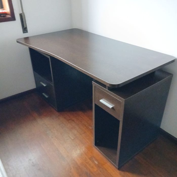 Secretária com 3 gavetas. Em bom estado.