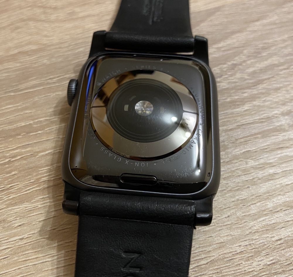Apple Watch Series 4 44mm Space Gray Aluminum Case (MU6D2LL/A)