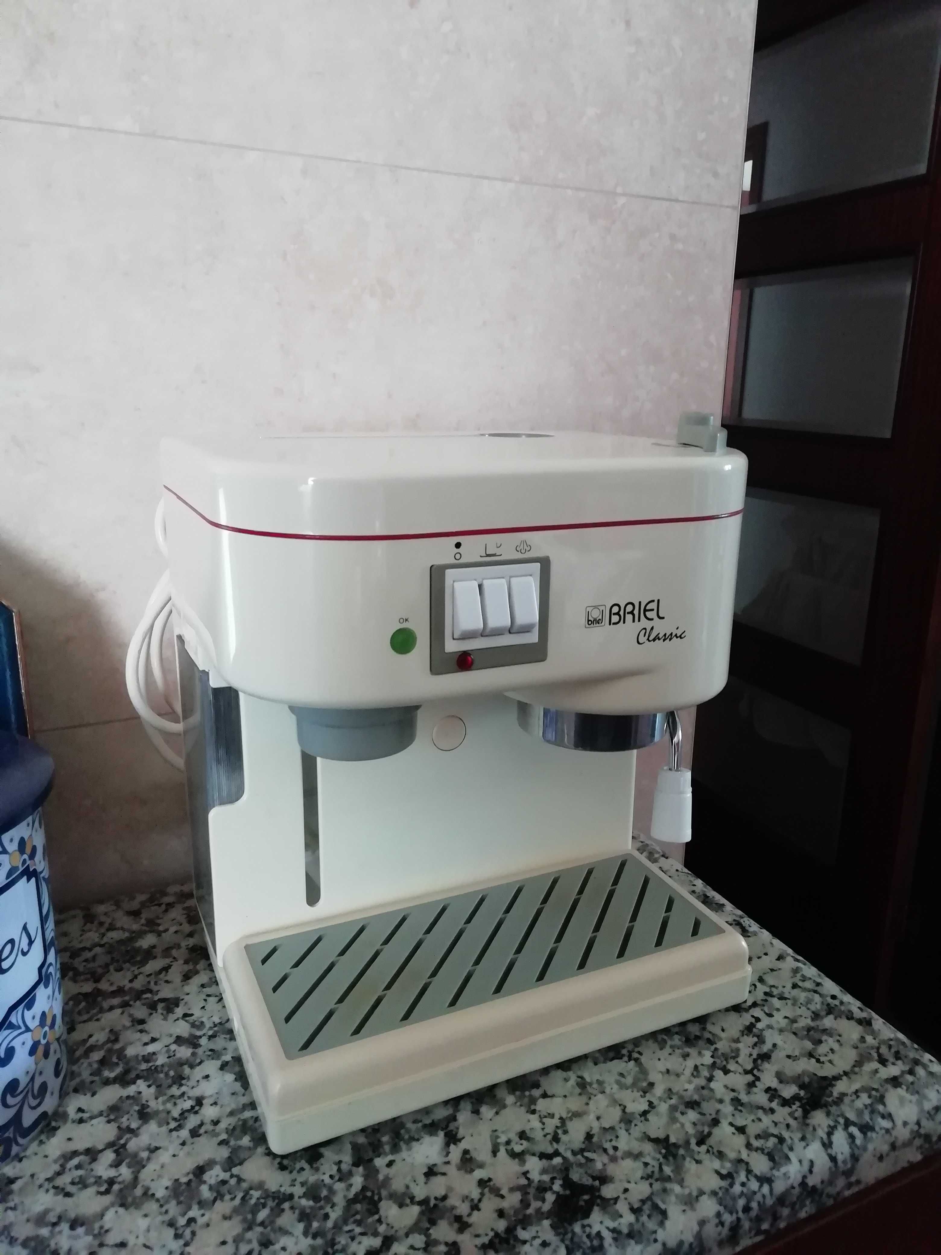 Máquina de café de manipulo com pouco uso.